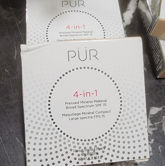 Pur Pressed Powder Foundation - Picture 1 of 2